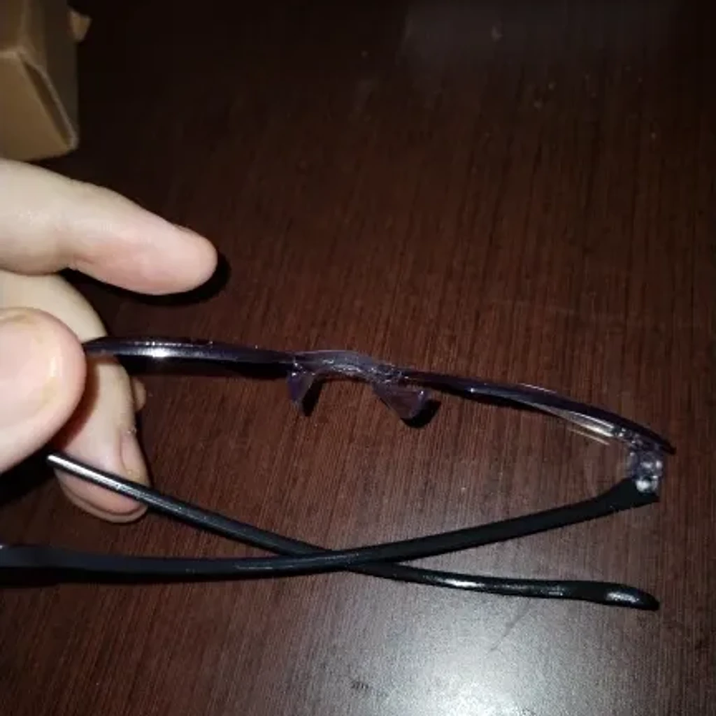 Dłoń Haliny trzymająca jej okulary nad stołem w domu